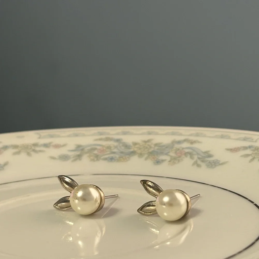 Ariana Grande Pearl Bunny Earrings 🤑 FREE with Bundle🤑 - Picture 2 of 2